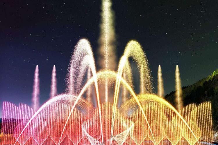 大型音樂噴泉可以裝點、襯托其它景觀