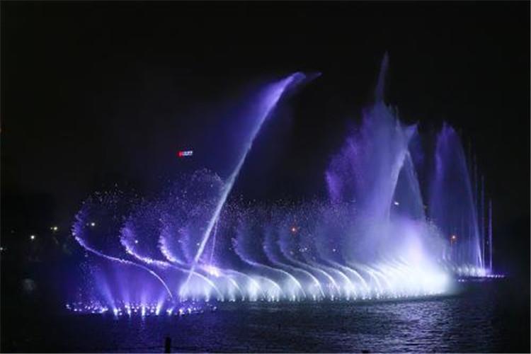 水景噴泉中，噴泉所展示的功能也是充分展現美化和環保的主要功能。一方面，音樂噴泉顯示建設者的氣勢和